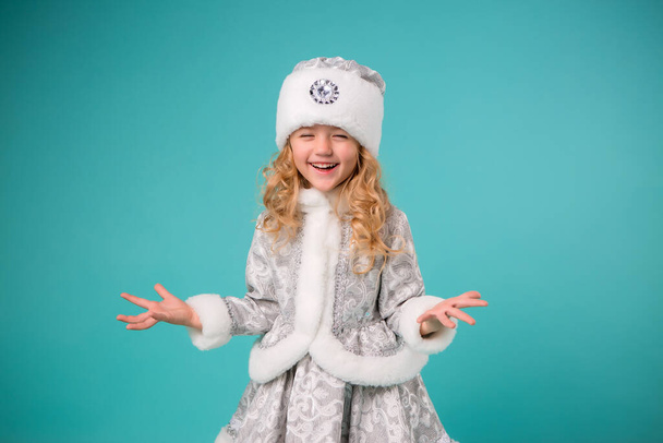 klein meisje in kerst thema outfit  - Foto, afbeelding