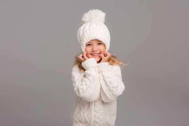 petite fille en pull blanc  - Photo, image