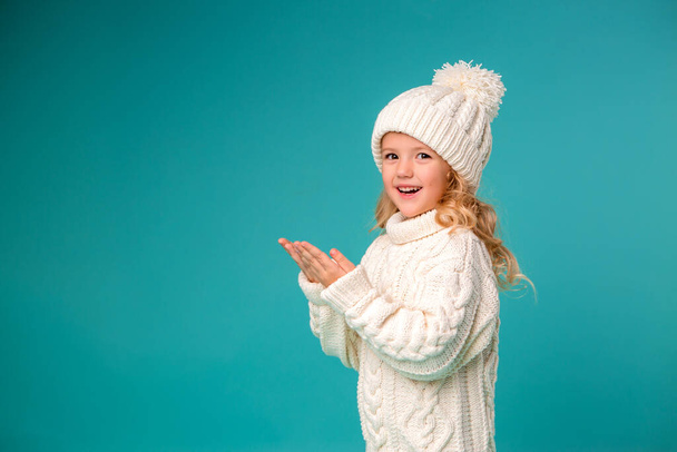 klein meisje in witte trui  - Foto, afbeelding