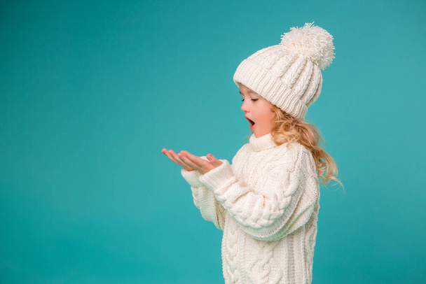 kleines Mädchen im weißen Pullover  - Foto, Bild