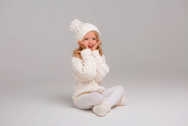 petite fille en pull blanc  - Photo, image