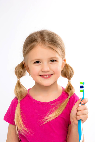 mignonne fille blonde avec brosse à dents  - Photo, image