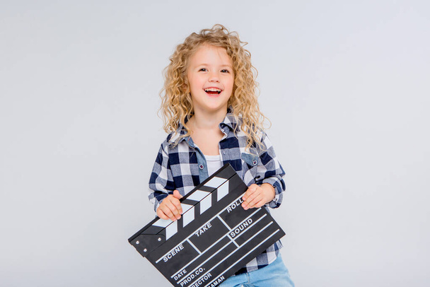 söpö pieni onnellinen tyttö poseeraa studiossa leikkuri  - Valokuva, kuva