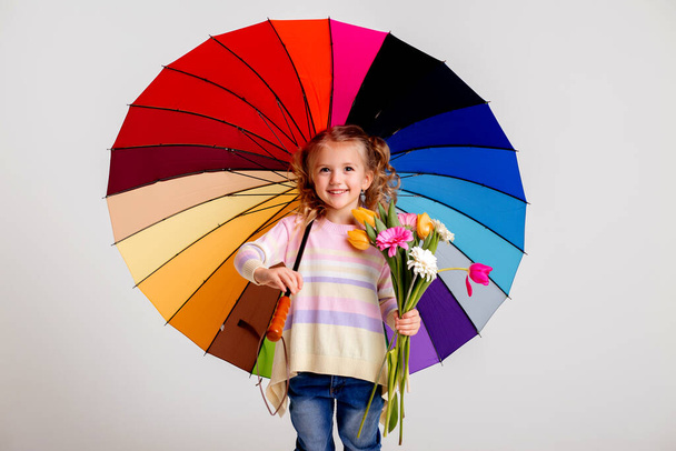 可愛い傘の女の子  - 写真・画像