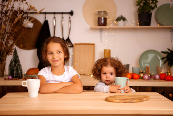 kaksi onnellista lasta aamiaisella keittiössä - Valokuva, kuva