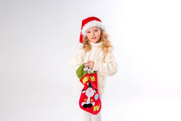 niña en jersey blanco con regalo, concepto de Navidad  - Foto, imagen