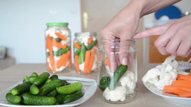 Domácí konzervování zeleniny ve sklenicích, lidské ruce, video  - Záběry, video