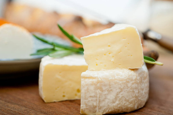 Французский сыр и багет - Фото, изображение