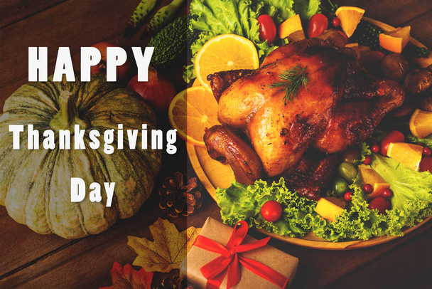 Ημέρα των Ευχαριστιών ψητή γαλοπούλα ή κοτόπουλο και λαχανικά, Top view Χριστουγεννιάτικο δείπνο διακόσμηση τροφίμων παραδοσιακή σπιτική σε ξύλινο τραπέζι φόντο, Ευτυχισμένη ημέρα των ευχαριστιών έννοια των διακοπών - Φωτογραφία, εικόνα