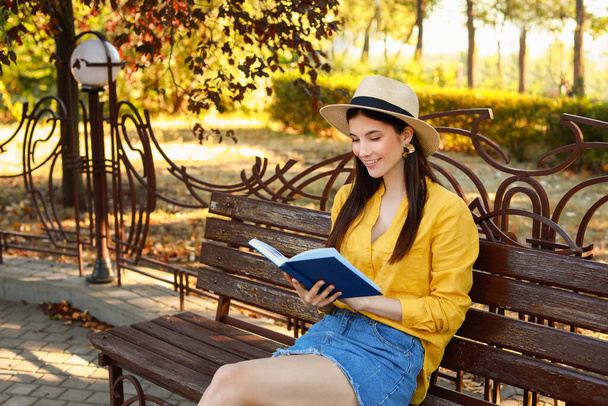 Schöne junge Frau liest Buch im Park - Foto, Bild