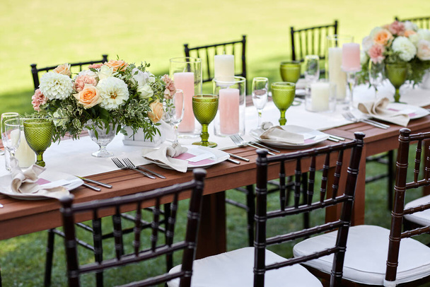 Georgeous wedding table decorated with flowers - Foto, imagen