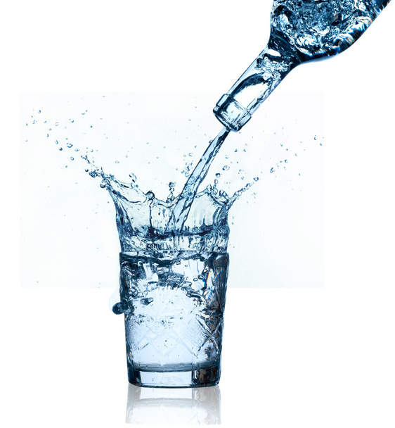 Salpicaduras de agua azul sobre vidrio, fondo blanco
. - Foto, imagen