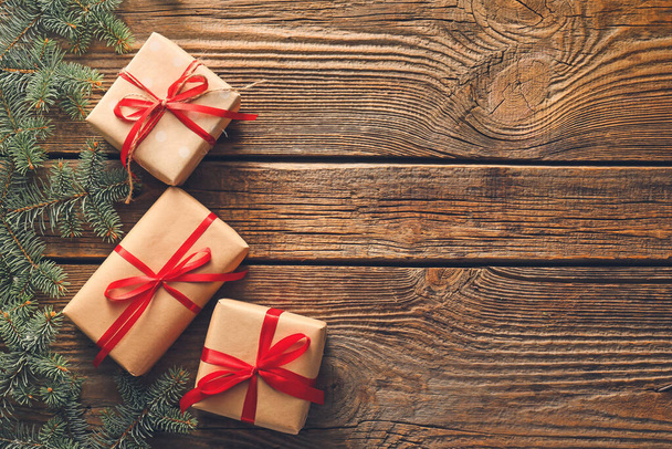 Beaux cadeaux de Noël sur fond en bois - Photo, image