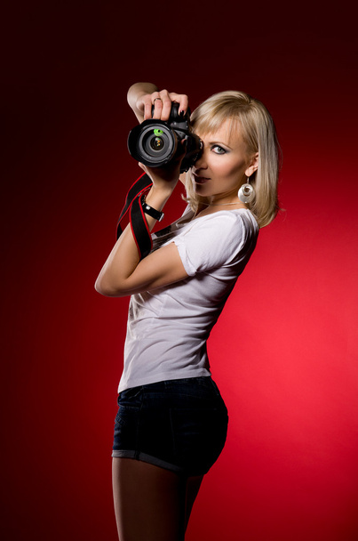 Seksowny dziewczynka elegancki, trzymając aparat fotograficzny - Zdjęcie, obraz