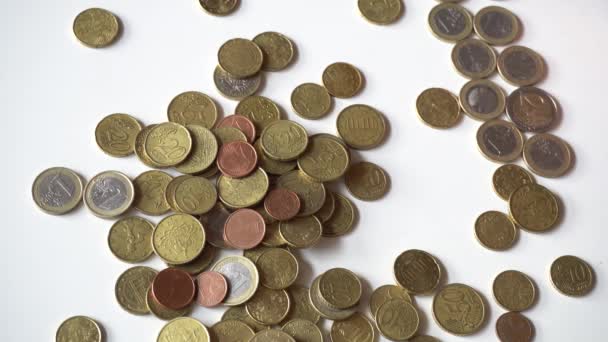 pénz euroérmék fehér háttérrel - Felvétel, videó