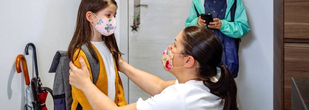 Mutter berät Tochter über Vorsorge gegen Coronavirus - Foto, Bild