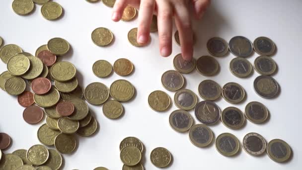 monedas de dinero en euros en fondo blanco - Imágenes, Vídeo