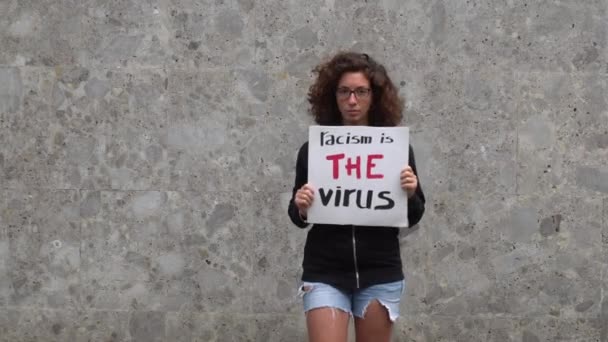 América EUA - menina latina branca segurando sinal "O racismo é o vírus" protesto e manifesto. Conceito de racismo e violência social  - Filmagem, Vídeo