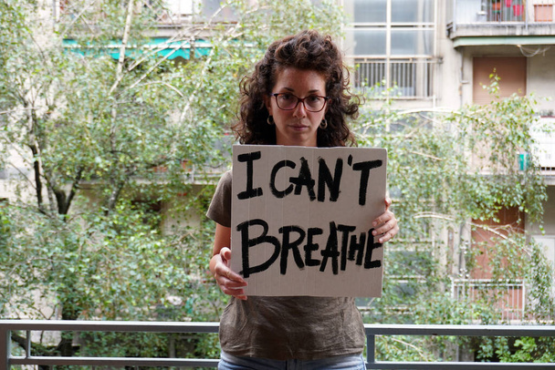 New York America USA - ragazza latina bianca con il cartello Non riesco a respirare protesta e manifestare dopo l'uccisione di George Floyd da parte della polizia americana - razzismo e violenza sociale - Foto, immagini