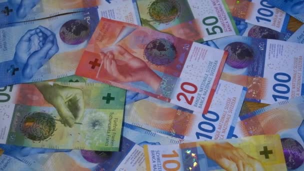 Kolekcja nowych szwajcarskich banknotów, pieniądza i banknotów w tle gotówkowym - Materiał filmowy, wideo