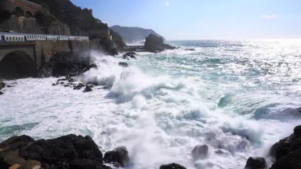 tempête de mer dévastatrice et spectaculaire à Framura, Ligurie Cinque Terre - vagues de mer s'écrasent sur les rochers de la côte créant une explosion d'eau - Séquence, vidéo