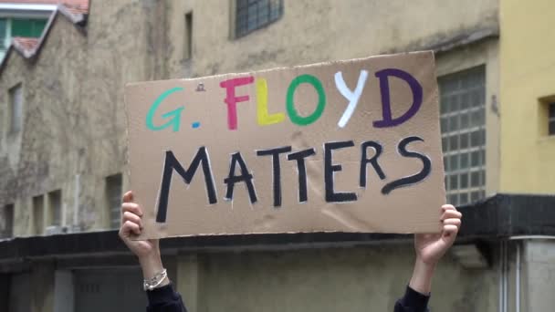 Америка, США, Нью-Йорк - червень 2020: дівчина зі знаком і текстом "Г. Флойд займається протестом і маніфестом після вбивства Джорджа Флойда американською поліцією - расизмом і соціальним насильством. - Кадри, відео