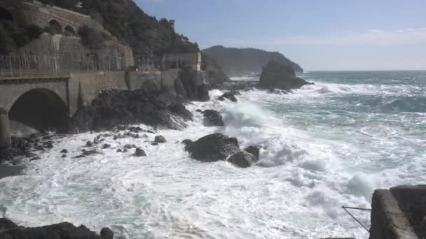 Niszczycielska i spektakularna burza morska we Framura, Liguria Cinque Terre - fale morskie rozbijają się na skałach wybrzeża tworząc eksplozję wody - Materiał filmowy, wideo