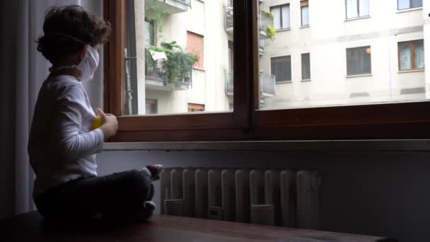μικρό αγόρι βαριέται μείνετε στο σπίτι κατά τη διάρκεια covid19 - Πλάνα, βίντεο