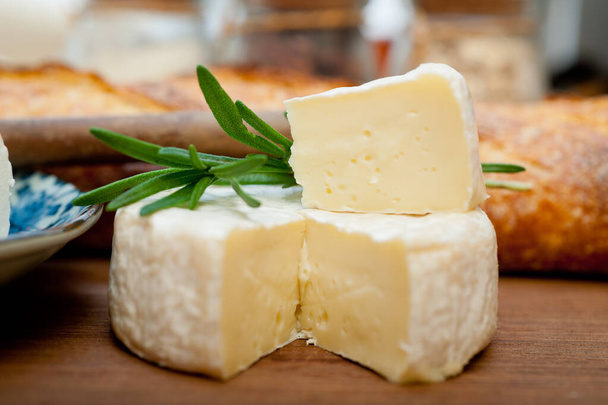 Fransız peyniri ve ekmeği. - Fotoğraf, Görsel