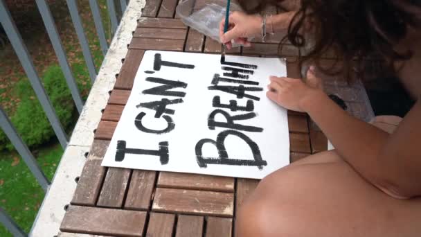 Amerika, ABD - "Nefes alamıyorum" yazan beyaz Latin kız protesto ve bildiri tutuyor. Irkçılık ve sosyal şiddet kavramı  - Video, Çekim