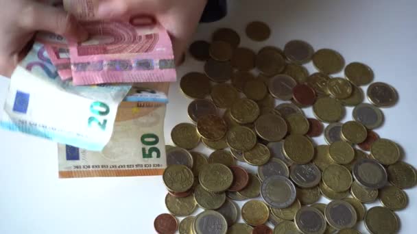 Eurosetelit ja kolikot käteinen valkoisella pöydällä - Materiaali, video