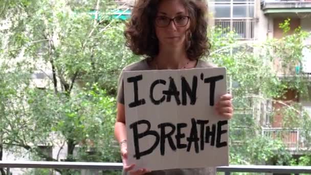 Amerika, USA - blank latijns meisje met bord "Ik kan niet ademen" protest en manifest. Begrip racisme en sociaal geweld  - Video