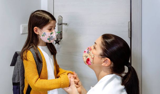 Mutter berät Tochter über Vorsorge gegen Coronavirus - Foto, Bild