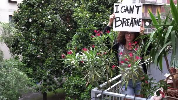 Америка, США - белая латиноамериканка с табличкой "Я не могу дышать" в знак протеста и манифеста. Концепция расизма и социального насилия   - Кадры, видео