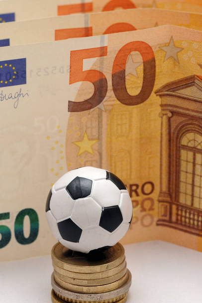 Ποδόσφαιρο και ευρώ. Online στοίχημα - αθλητικά στοιχήματα και εθισμός στα τυχερά παιχνίδια - αθλητισμός και ποδόσφαιρο - Φωτογραφία, εικόνα