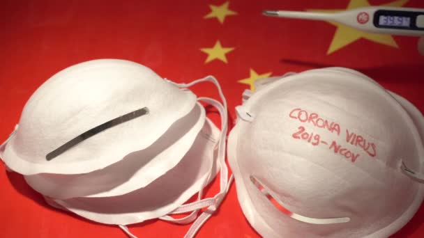 Novel coronavirus - 2019-nCoV, conceito de vírus WUHAN. máscara cirúrgica máscara protetora no fundo bandeira Red China - Filmagem, Vídeo
