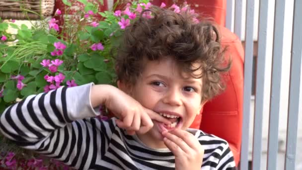 Covid Epidemie Notfall 19 Coronavirus - Geschlossene Zahnärzte und Probleme für Kinder, die unter Babyzähnen leiden - Zahn wackelt und fällt bald - Wachstum und Emotionen des Lebens - Milchzähne - Filmmaterial, Video