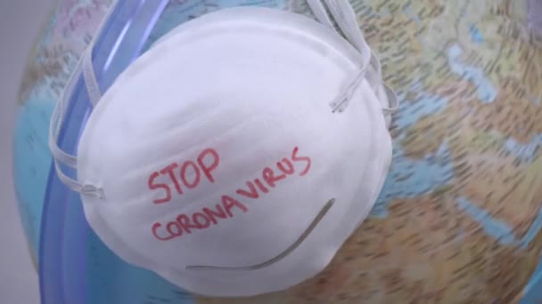 2019-nCoV, WUHAN Virenkonzept. Chirurgische Maske Schutzmaske für CORONAVIRUS und Globus Welt - Diffusion globale Epidemie in verschiedenen Ländern - Filmmaterial, Video