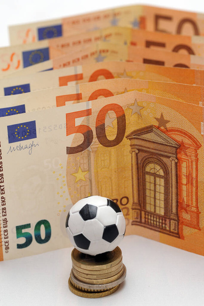 Fútbol y dinero en euros. Apuesta en línea - apuestas deportivas y adicción al juego - deporte y fútbol - Foto, Imagen