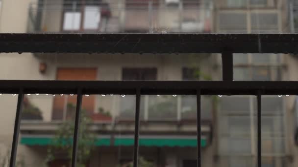Regen und Gewitter während 19 Quarantäne Coronavirus Haus gesperrt - Tropfen Regenwasser auf dem Balkon des Hauses zwischen den Gebäuden  - Filmmaterial, Video