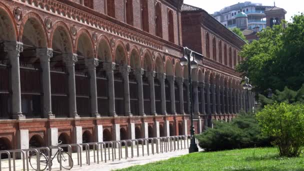 Evropa, Itálie, Milán - Statale University v centru města uzavřen, bez lidí a studentů během n-cov19 Koronavirus epidemie - Záběry, video