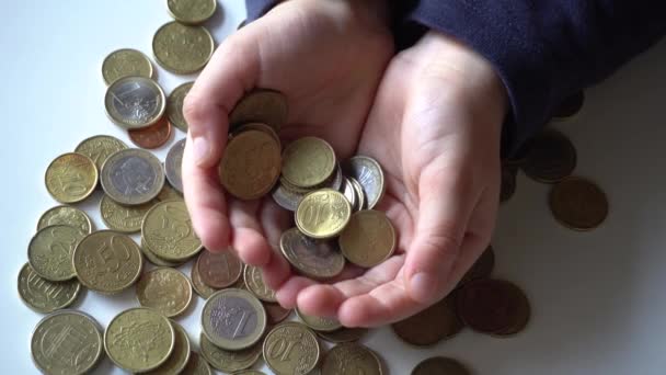 κέρματα ευρώ σε λευκό φόντο - Πλάνα, βίντεο