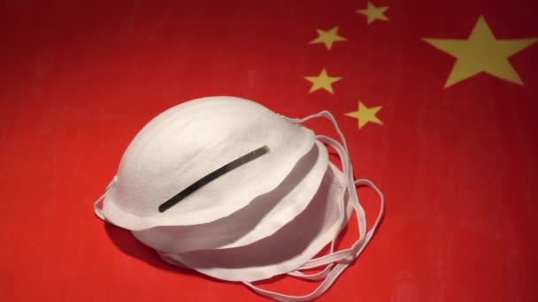 Novel coronavirus - 2019-nCoV, WUHAN virus concept. Chirurgisch masker beschermend masker op rode China vlag achtergrond - Video