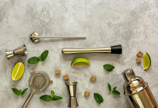  Zutaten für Mojito-Cocktail und Werkzeuge auf einem hellen Tisch. Blick von oben, Kopierraum - Foto, Bild