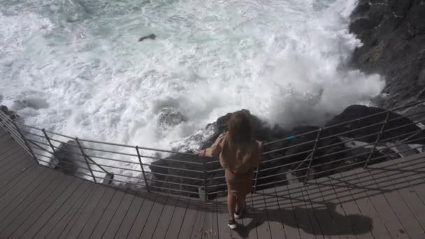 Megfigyelő híd viharos tengerrel, Olaszország. - Felvétel, videó