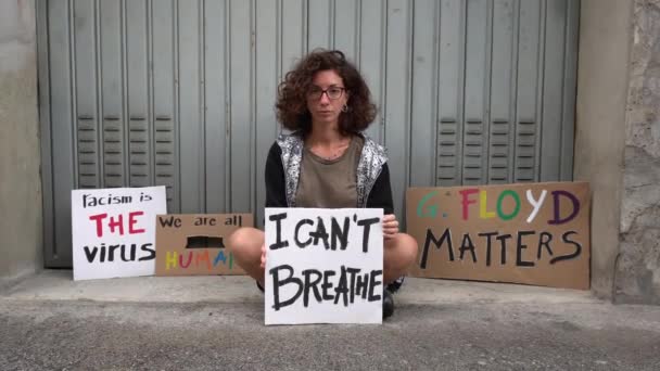 Europa, Italia, Milano giugno 2020 - protesta delle ragazze bianche per la morte e l'uccisione da parte della polizia di George Floyd afroamericano cittadino nero - firma e testo "I can't breathe", manifestazione anti-razzismo - Filmati, video