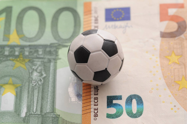 Гроші з футболу та євро. Інтернет - ставки на спорт і залежність від азартних ігор - спорт і футбол - Фото, зображення