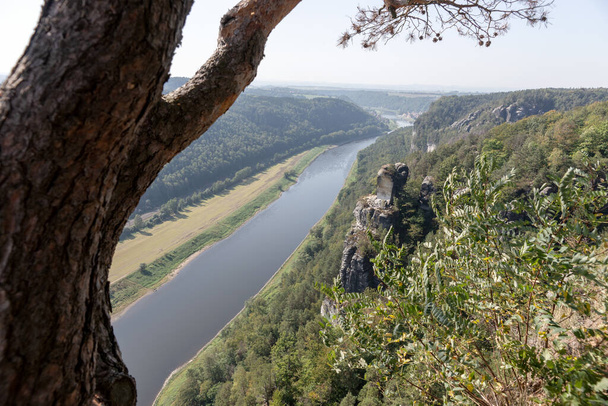 Vista al río Elba desde las rocas Bastei en Sajonia Suiza. Alemania - Foto, Imagen
