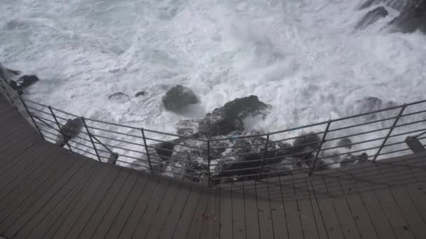 ničivá a velkolepá mořská bouře ve Framuře, Ligurii Cinque Terre - mořské vlny se zřítily na skalách pobřeží a způsobily explozi vody - Záběry, video