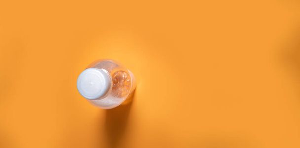 láhev vody na oranžovém pozadí s kopírovacím prostorem - Fotografie, Obrázek